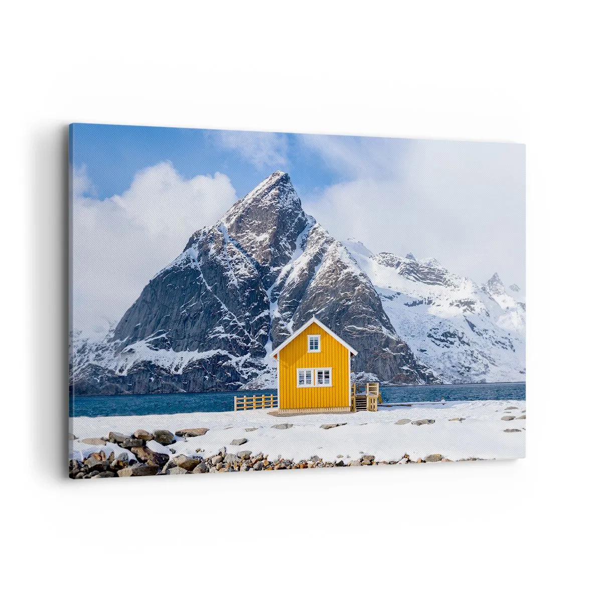 Impression sur toile - Image sur toile - Une maison jaune sur fond de montagnes enneigées et de la mer - 100x70cm - Vacances scandinaves - Décoration murale moderne pour le salon et la chambre ARTTOR