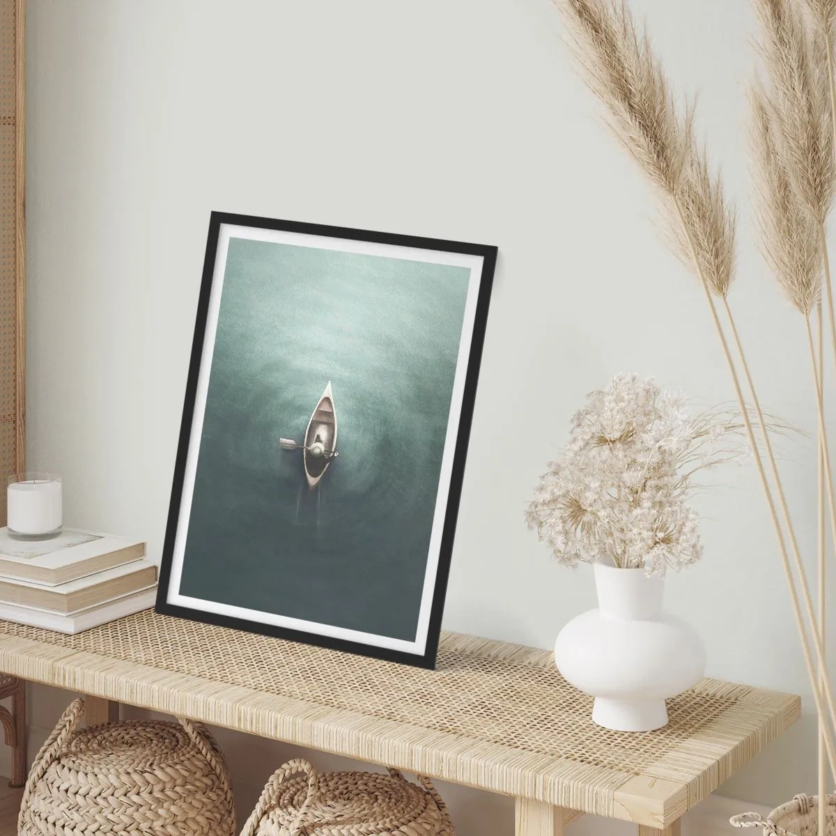 Affiche dans un cadre noir - Poster - Vue aérienne d'un bateau dérivant sur une eau calme - 50x70cm - À travers le lac de la lune - Décoration murale moderne pour le salon et la chambre ARTTOR