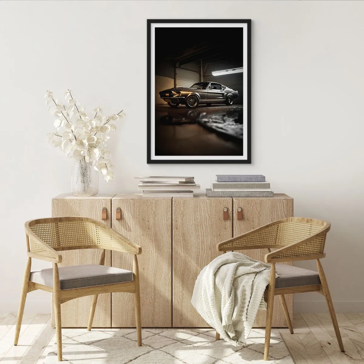 Affiche dans un cadre noir - Poster - Voiture de sport classique dans le garage - 50x70cm - Retour dans le passé - Décoration murale moderne pour le salon et la chambre ARTTOR
