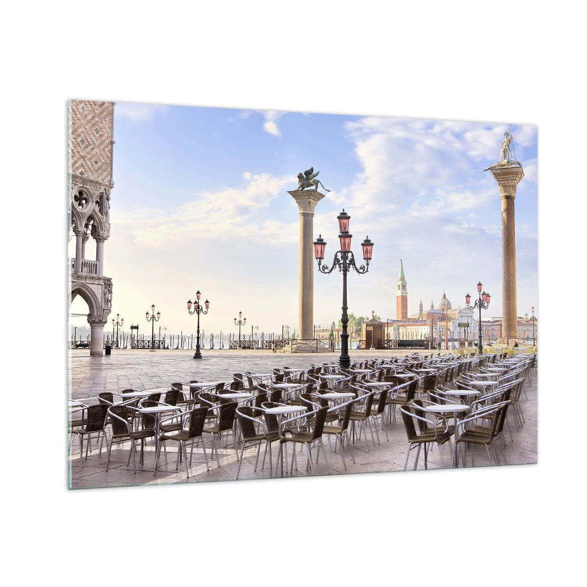 Impression sur verre - Image sur verre - Une place avec des colonnes et des rangées de chaises à Venise - 100x70cm - Nous vous invitons, tout est prêt - Décoration murale moderne pour le salon et la chambre ARTTOR