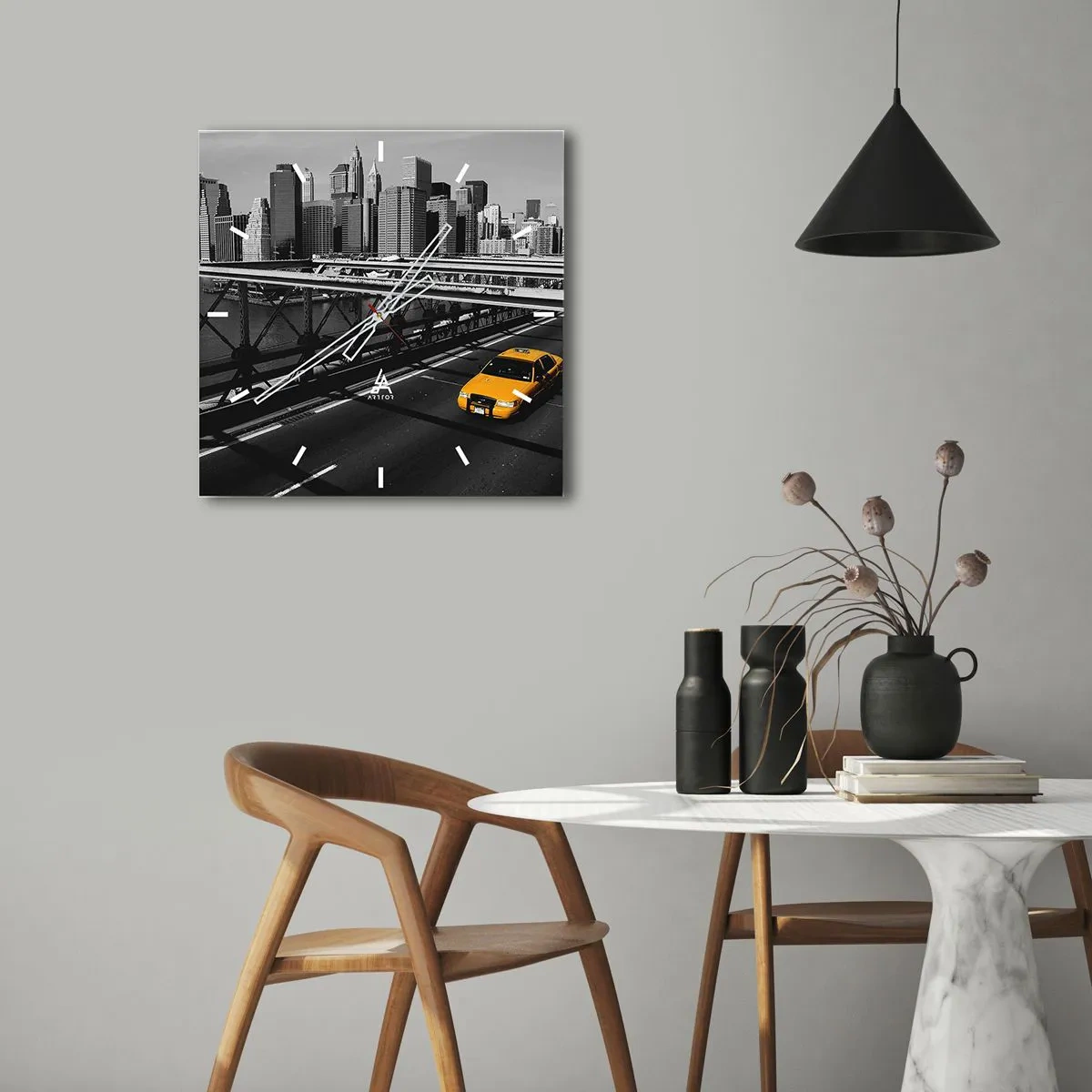 Horloge murale - Pendule murale - Taxi jaune sur un pont avec vue sur les toits de New York - 30x30cm - Couleur de la grande ville - Décoration murale moderne pour le salon et la chambre ARTTOR