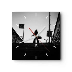 Horloge murale - Pendule murale - Une figure de femme dans les escaliers en noir et blanc avec une atmosphère dynamique - 30x30cm - Pèlerinage urbain - Décoration murale moderne pour le salon et la chambre ARTTOR
