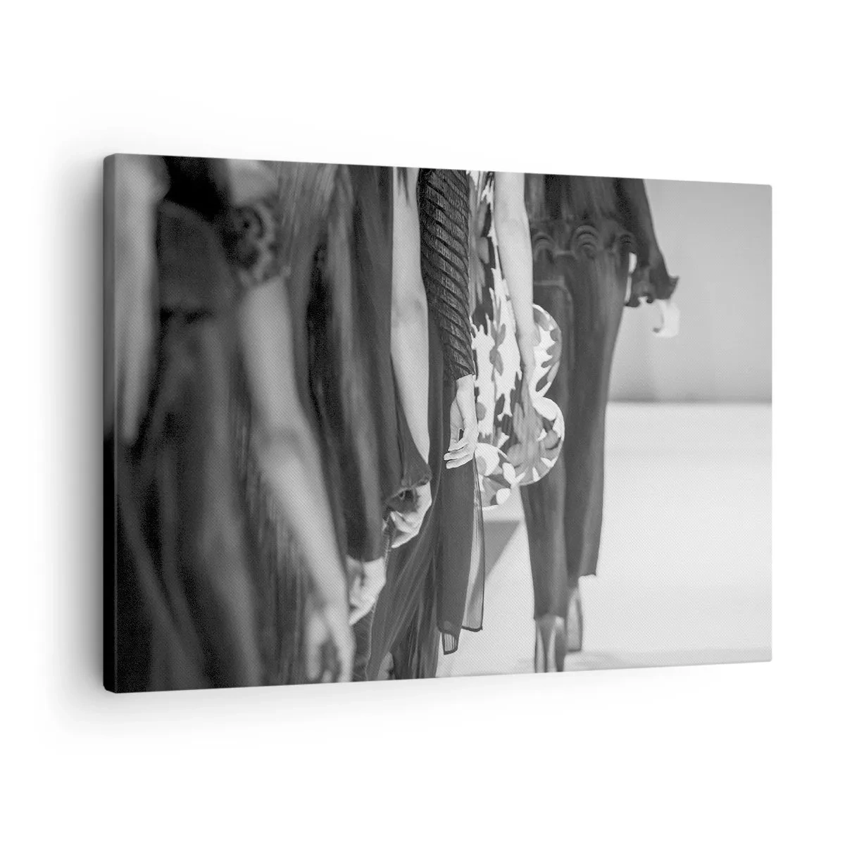Impression sur toile - Image sur toile - Une scène de défilé en noir et blanc montrant les détails des robes et des silhouettes des mannequins. - 70x50cm - Un défilé stylé - Décoration murale moderne pour le salon et la chambre ARTTOR