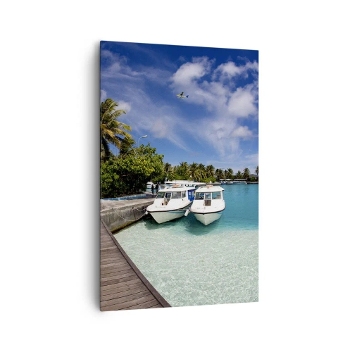 Impression sur toile - Image sur toile - Une jetée sur une mer turquoise avec des bateaux et des palmiers - 80x120cm - Et cependant, le paradis existe bien - Décoration murale moderne pour le salon et la chambre ARTTOR