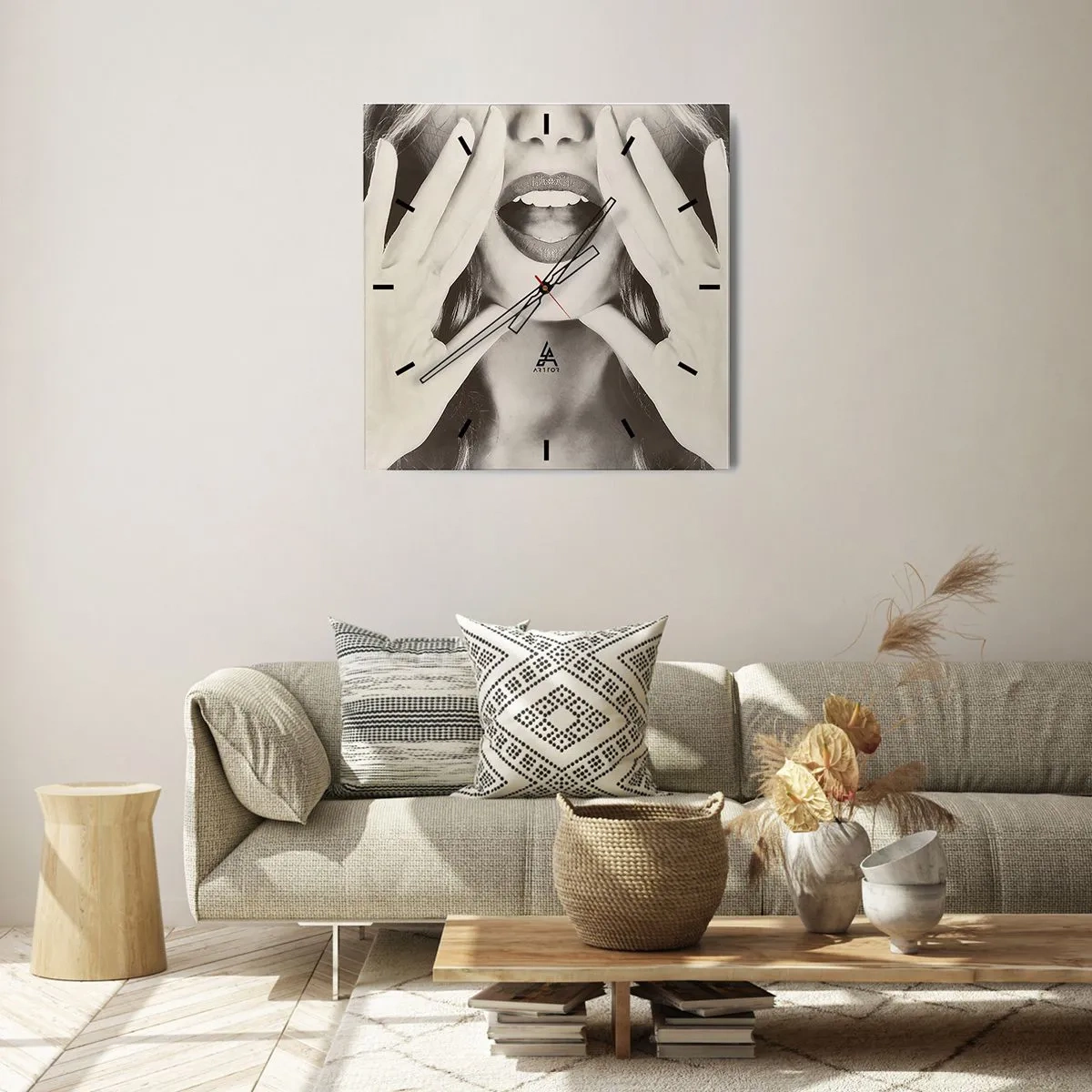 Horloge murale - Pendule murale - Portrait noir et blanc d'une femme aux lèvres et aux mains expressives - 30x30cm - J'arrive! - Décoration murale moderne pour le salon et la chambre ARTTOR