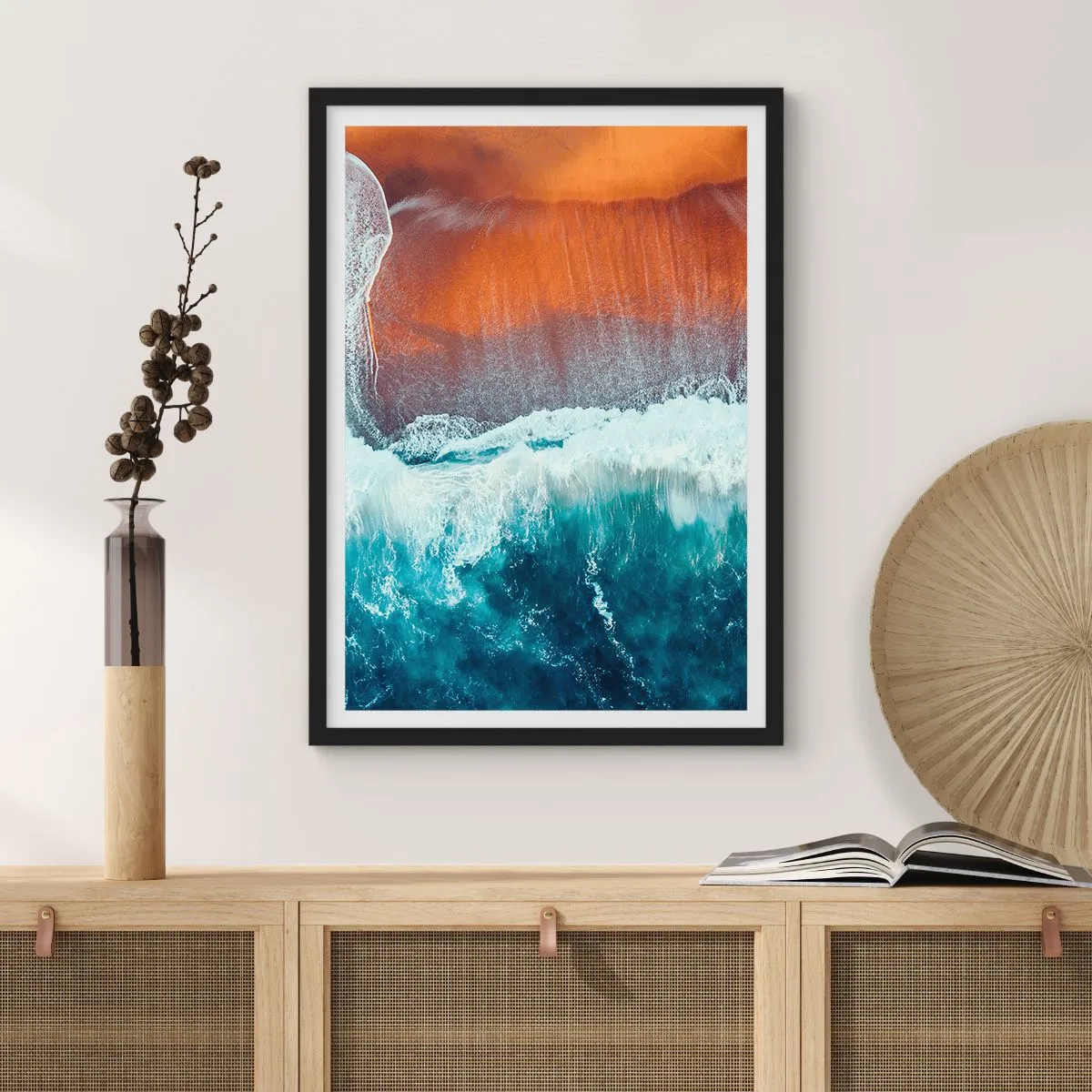 Affiche dans un cadre noir - Poster - Les vagues de l'océan s'écrasent contre le rivage avec du sable aux couleurs chaudes - 50x70cm - Caresse de l'océan - Décoration murale moderne pour le salon et la chambre ARTTOR