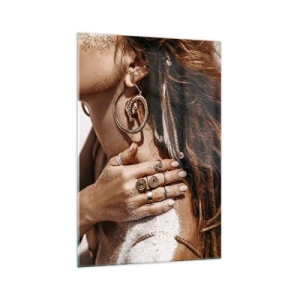 Impression sur verre - Image sur verre - Femme élégante avec des bijoux sur un fond de sable clair - 70x100cm - Reine des plages sauvages - Décoration murale moderne pour le salon et la chambre ARTTOR