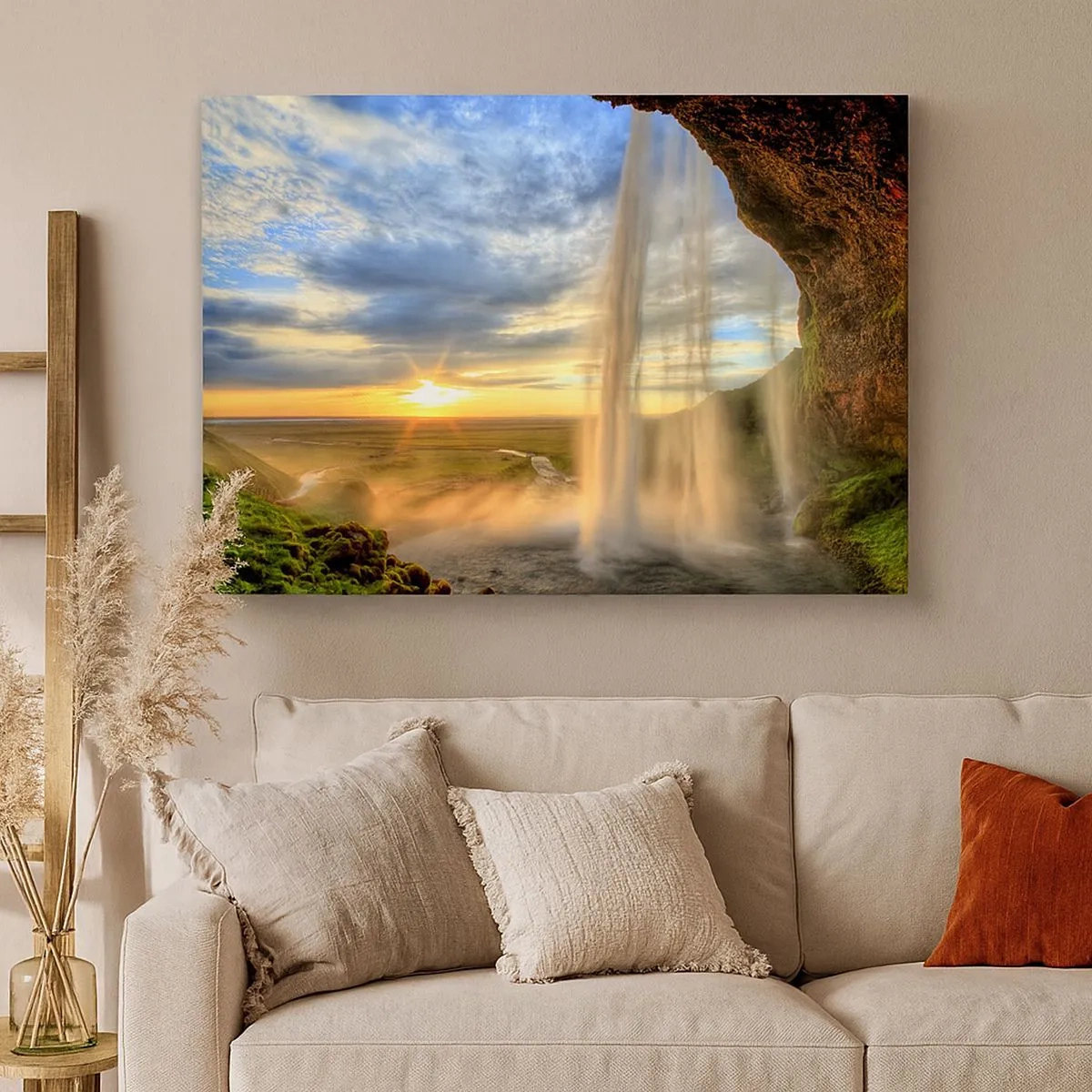 Impression sur toile - Image sur toile - Une cascade illuminée par la lumière du soleil sur fond de paysage - 70x50cm - Le monde derrière un voile de gouttes - Décoration murale moderne pour le salon et la chambre ARTTOR