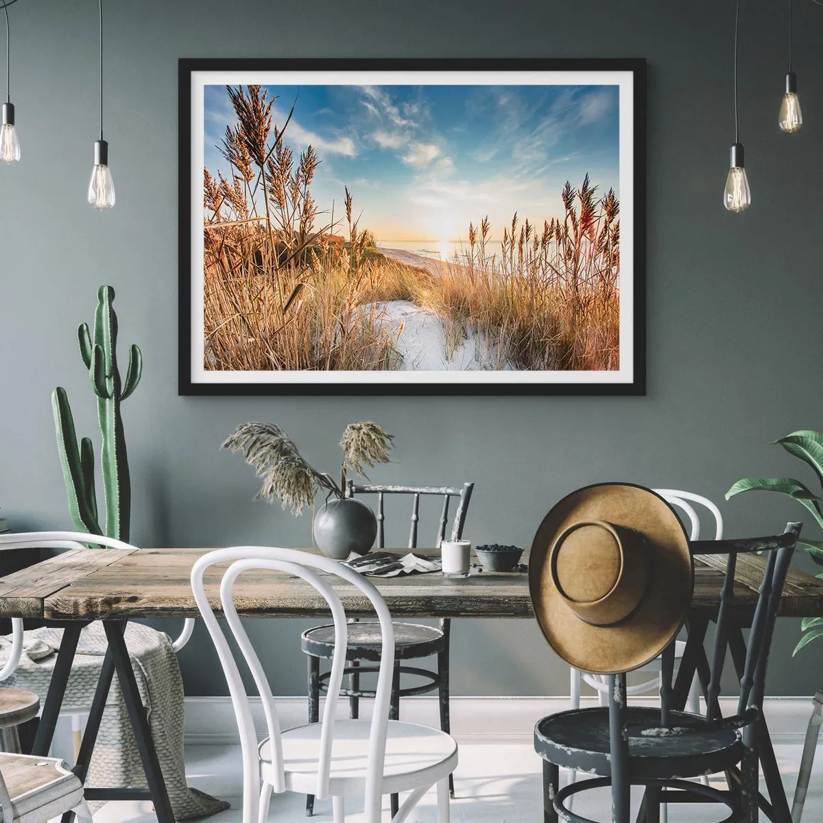 Affiche dans un cadre noir - Poster - Une plage pittoresque avec de l'herbe et le soleil couchant - 70x50cm - Plage du nord - Décoration murale moderne pour le salon et la chambre ARTTOR