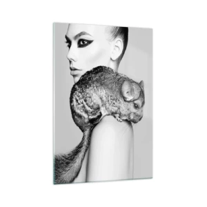 Impression sur verre - Image sur verre - Femme stylisée avec un chinchilla dans une élégante composition en noir et blanc - 70x100cm - Dame au chinchilla - Décoration murale moderne pour le salon et la chambre ARTTOR