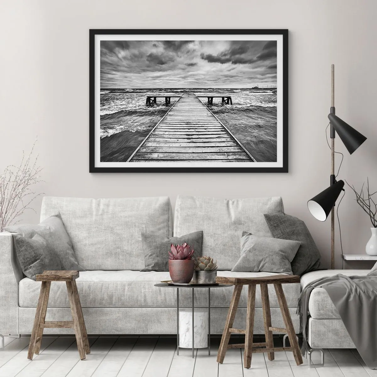Affiche dans un cadre noir - Poster - Une vue en noir et blanc d'une jetée en bois sur une mer agitée. - 100x70cm - J'attends que le vent, ça le chassera... - Décoration murale moderne pour le salon et la chambre ARTTOR