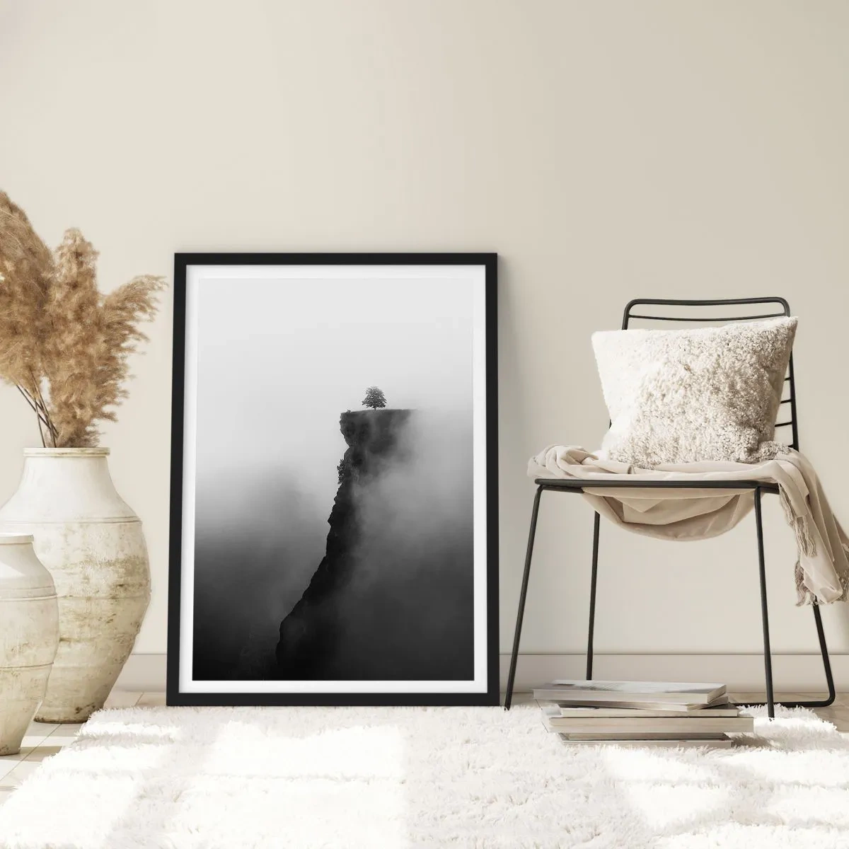 Affiche dans un cadre noir - Poster - Un arbre solitaire au bord d'une falaise entouré de brouillard - 50x70cm - Au bord du monde - Décoration murale moderne pour le salon et la chambre ARTTOR
