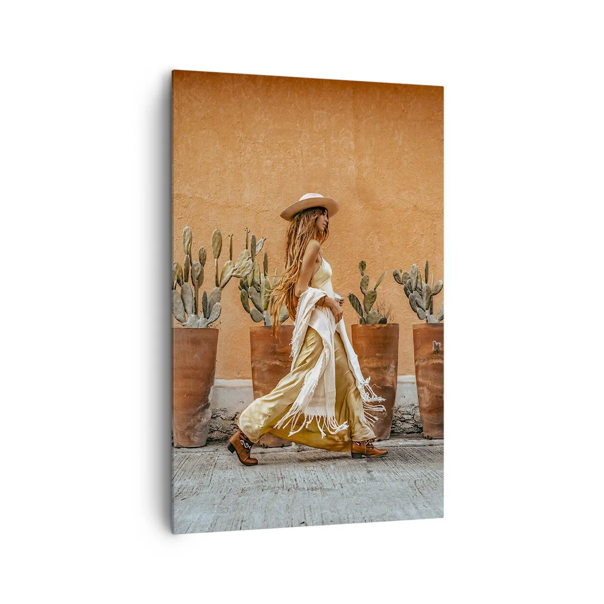 Impression sur toile - Image sur toile - Une femme dans un style bohème avec des pots de cactus en arrière-plan. - 80x120cm - Style hippie - Décoration murale moderne pour le salon et la chambre ARTTOR