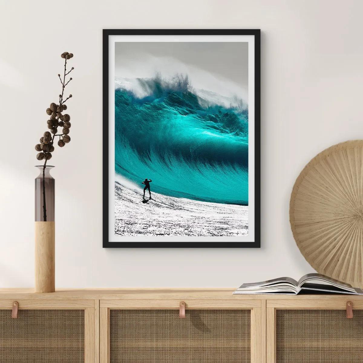 Affiche dans un cadre noir - Poster - Un surfeur devant une énorme vague turquoise. - 50x70cm - Challenge accepté - Décoration murale moderne pour le salon et la chambre ARTTOR