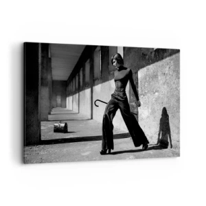 Impression sur toile - Image sur toile - Femme élégante dans un environnement industriel - 120x80cm - Élégance urbaine - Décoration murale moderne pour le salon et la chambre ARTTOR