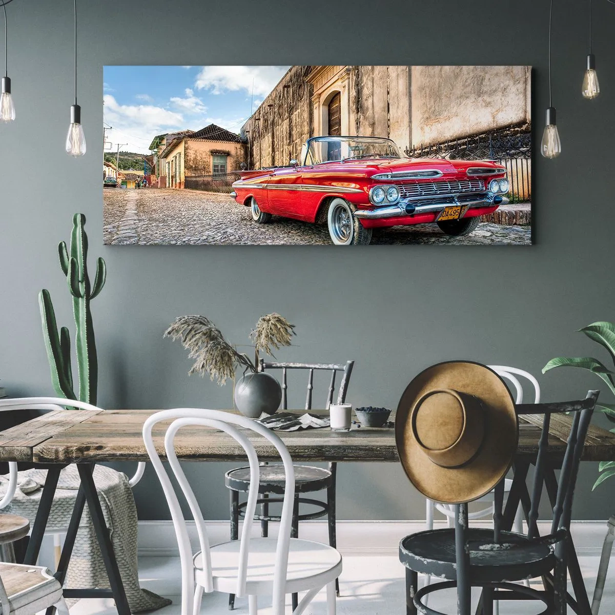 Impression sur toile - Image sur toile - Voiture classique rouge dans une rue pavée - 120x50cm - Émotions cubaines - Décoration murale moderne pour le salon et la chambre ARTTOR