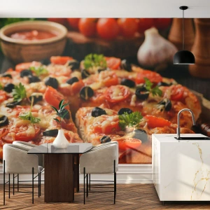 Papier Peint Photo Standard Eco - Pizza appétissante aux tomates, olives et herbes - 100x70cm - Tu t'en es encore tiré - Décoration murale moderne pour le salon et la chambre ARTTOR