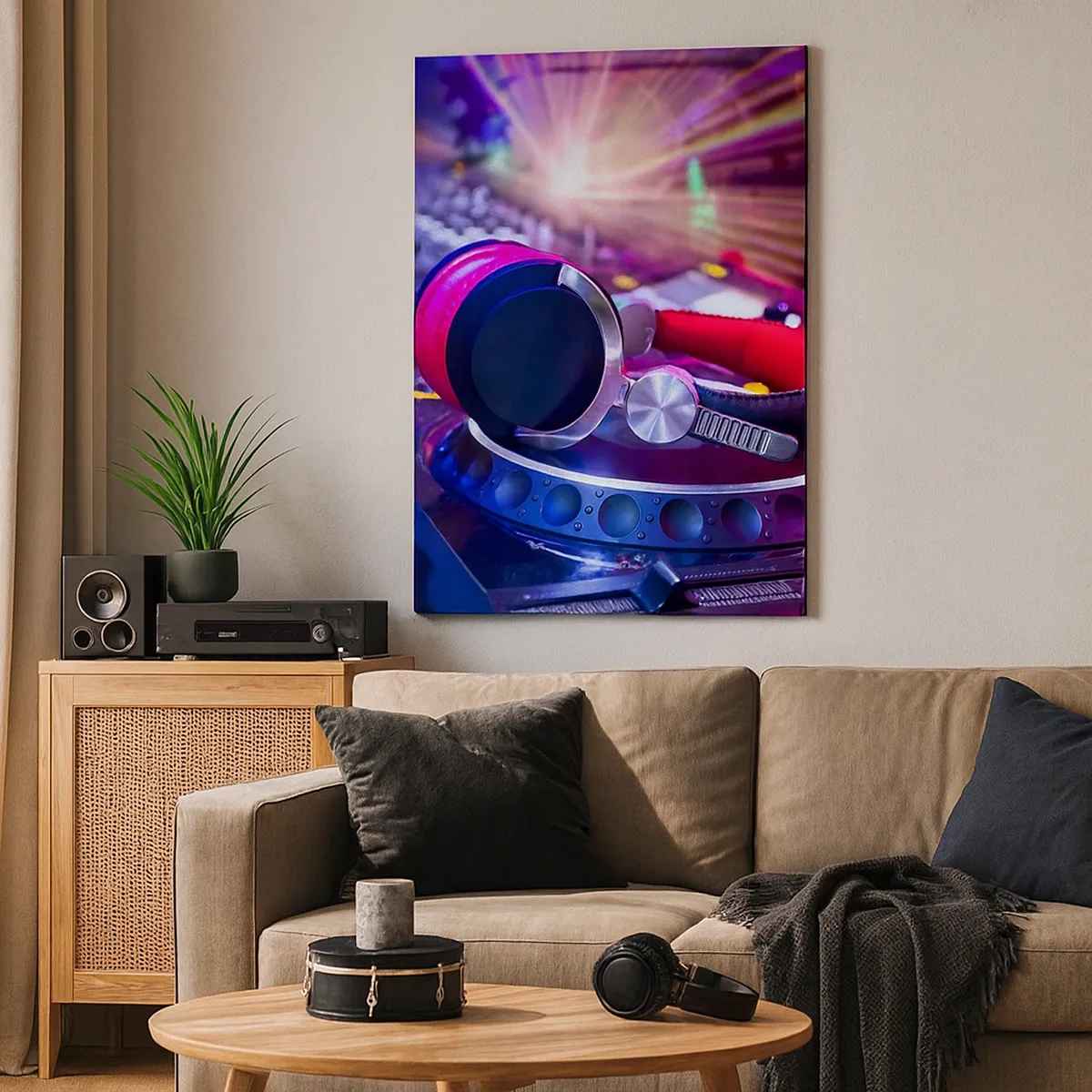 Impression sur toile - Image sur toile - Casque DJ sur une console éclairée par des projecteurs lors d'une fête - 50x70cm - Il va s'en passer des choses - Décoration murale moderne pour le salon et la chambre ARTTOR