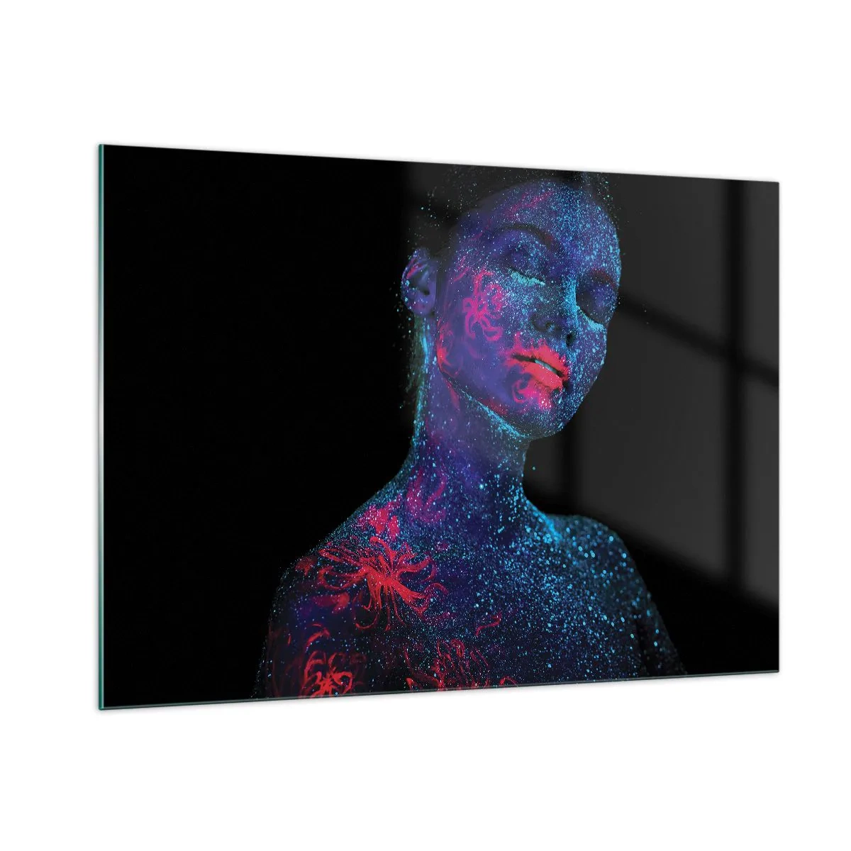 Impression sur verre - Image sur verre - Portrait d'une femme avec peinture corporelle fluorescente - 100x70cm - Dans la poussière d'étoiles - Décoration murale moderne pour le salon et la chambre ARTTOR