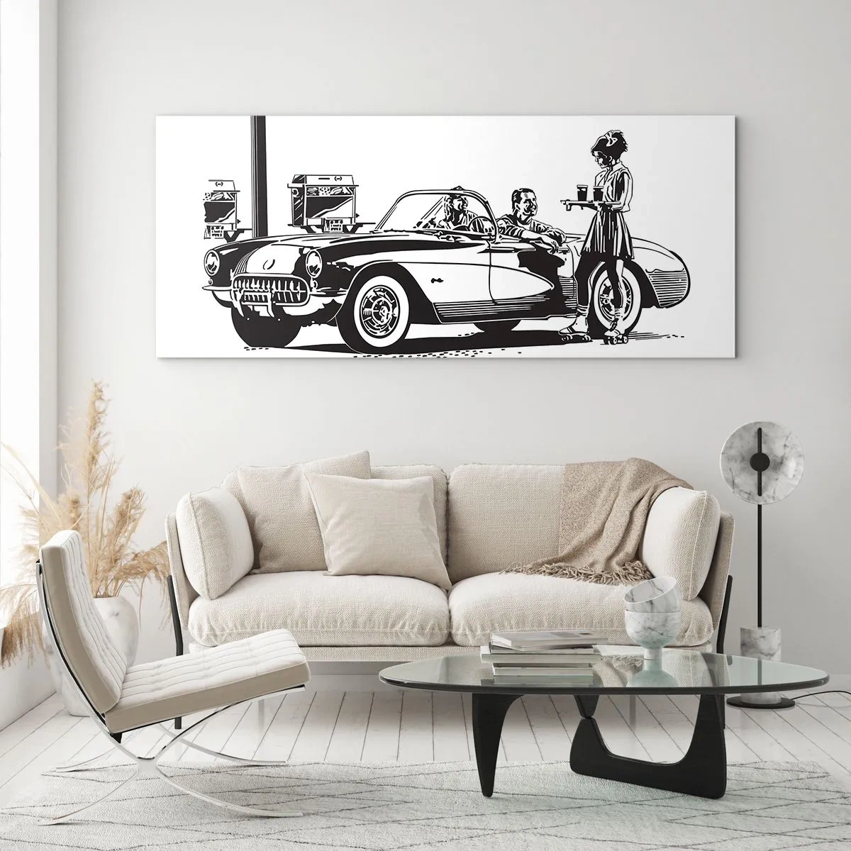 Impression sur verre - Image sur verre - Une scène rétro en noir et blanc avec une voiture et une serveuse en patins à roulettes. - 160x50cm - 60's - Amérique insouciante - Décoration murale moderne pour le salon et la chambre ARTTOR