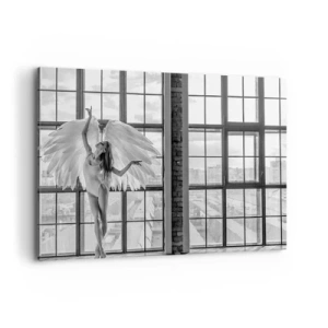 Impression sur toile - Image sur toile - Une femme avec des ailes d'ange sur fond de fenêtre de loft - 100x70cm - La ville des anges? - Décoration murale moderne pour le salon et la chambre ARTTOR