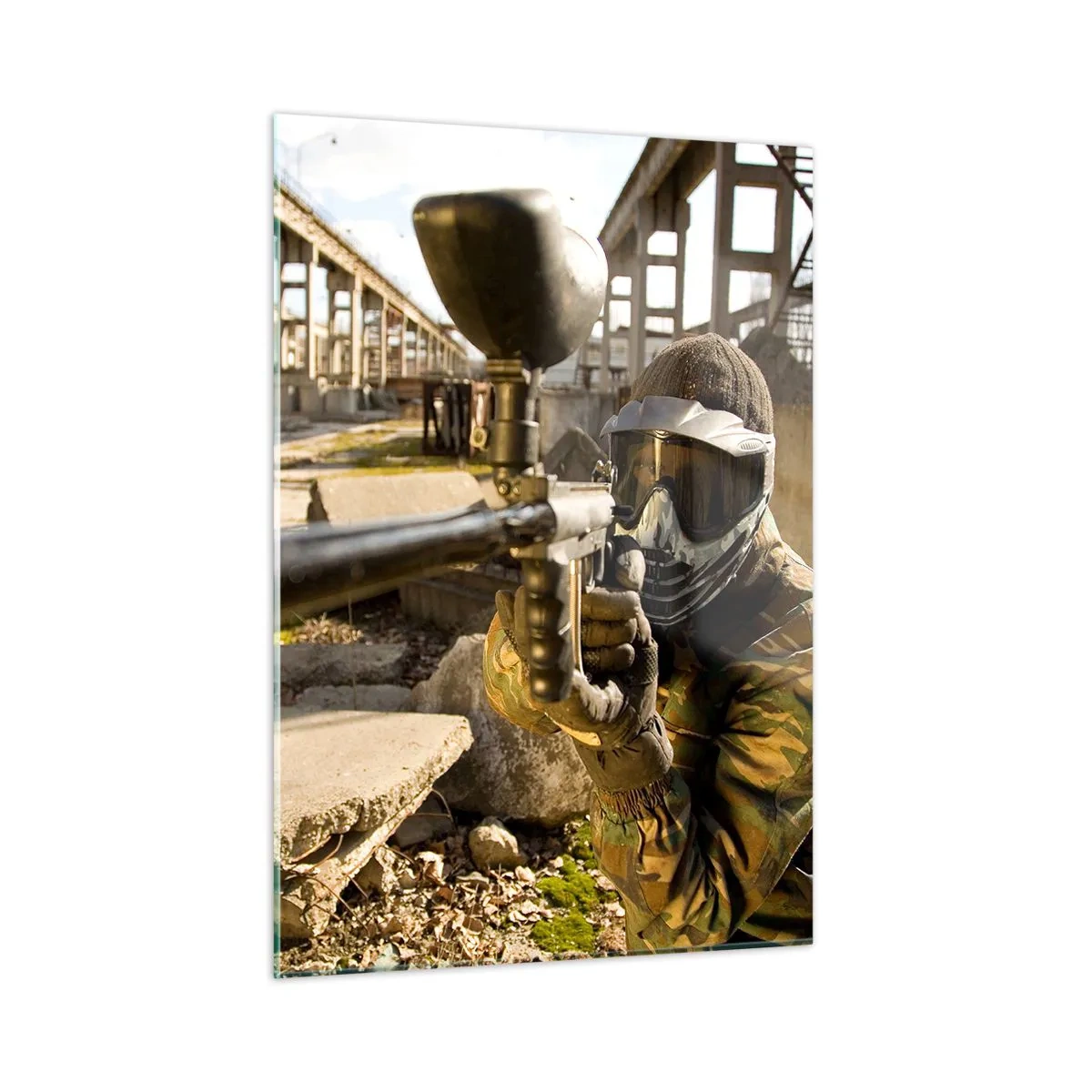 Impression sur verre - Image sur verre - Joueur de paintball en action dans un environnement industriel - 50x70cm - Et vous pouvez devenir un héros - Décoration murale moderne pour le salon et la chambre ARTTOR