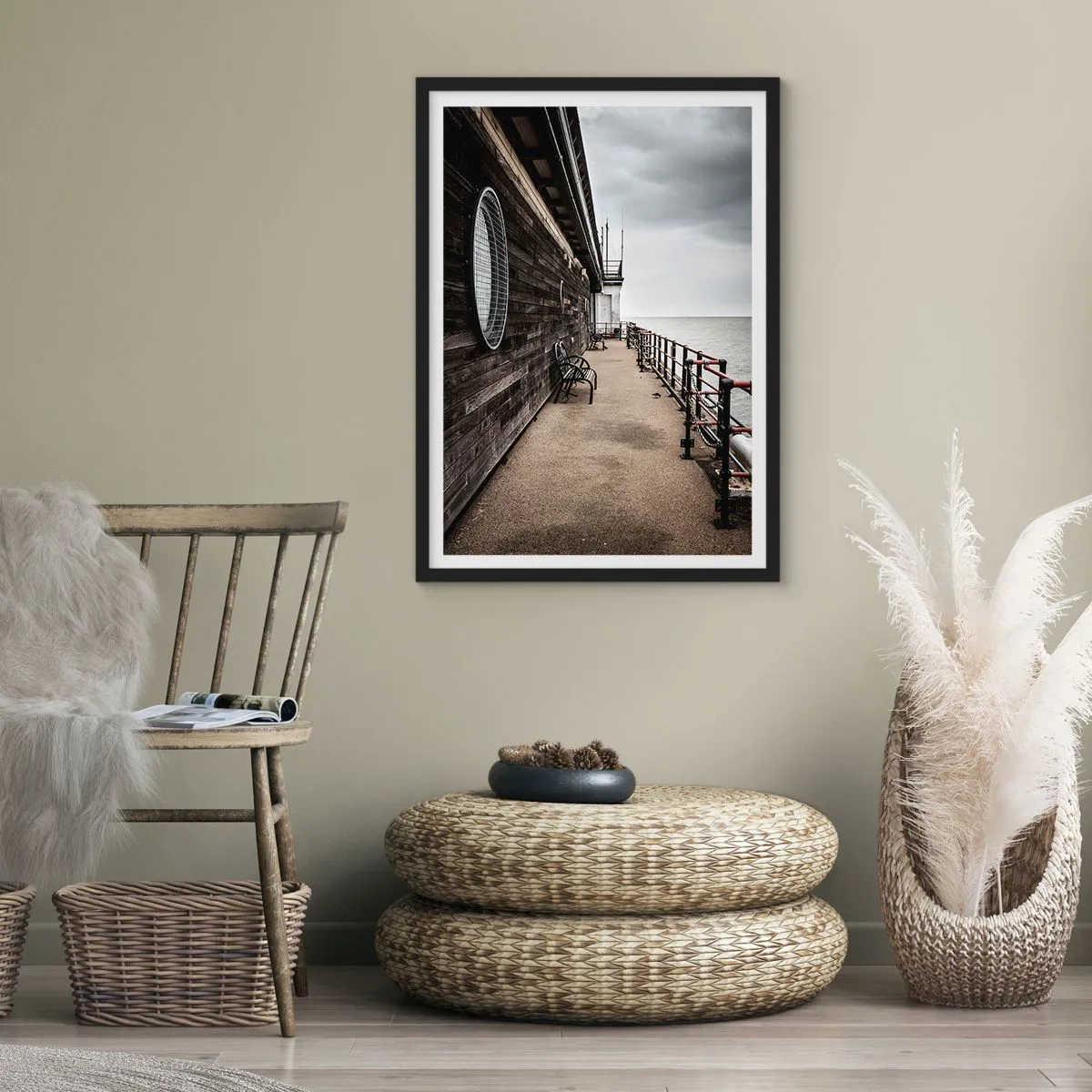 Affiche dans un cadre noir - Poster - Jetée en bois avec bancs au bord de la mer calme - 50x70cm - Le temps s'est arrêté - Décoration murale moderne pour le salon et la chambre ARTTOR