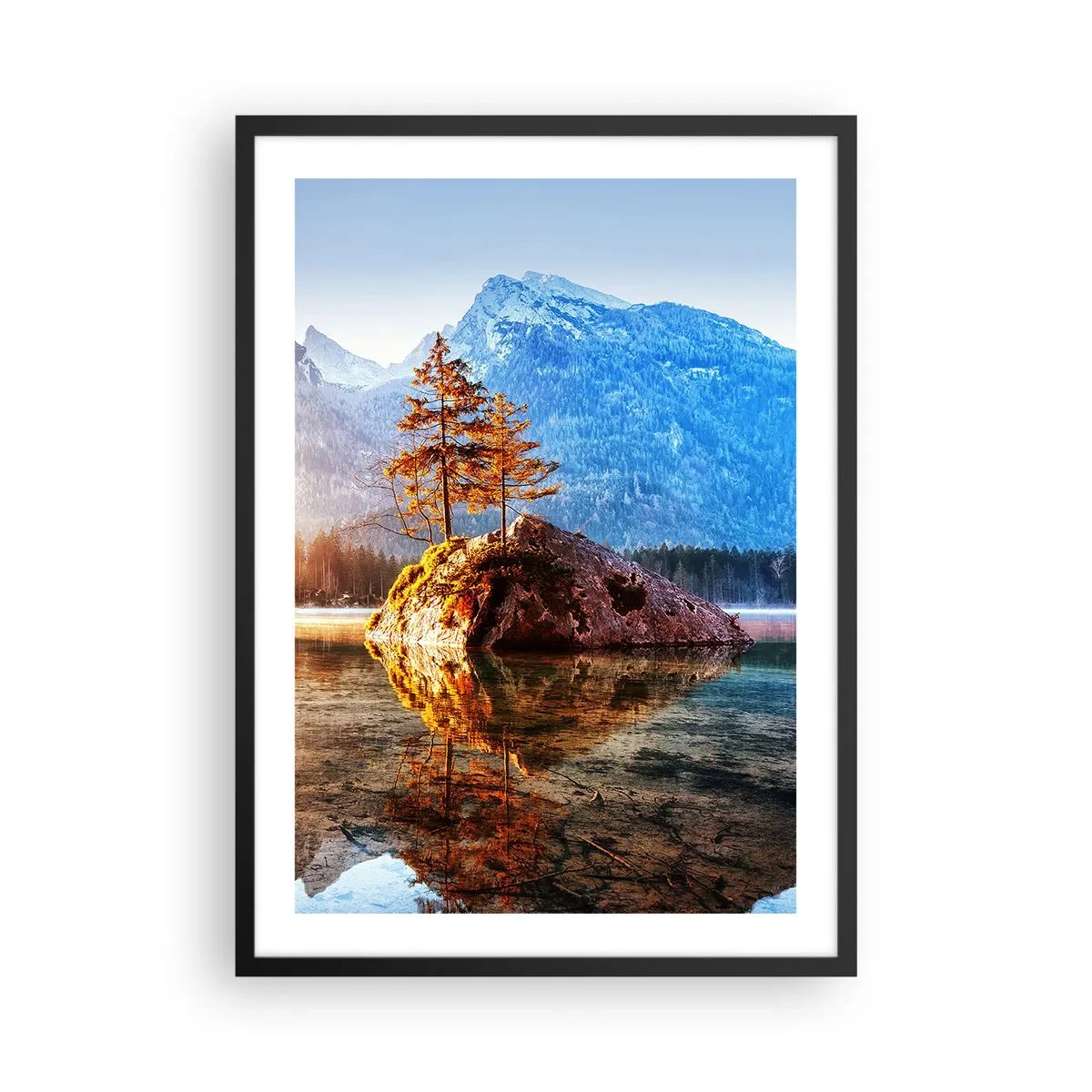 Affiche dans un cadre noir - Poster - Des arbres sur un rocher se reflètent dans un lac calme - 50x70cm - La nature sous un nouveau jour - Décoration murale moderne pour le salon et la chambre ARTTOR