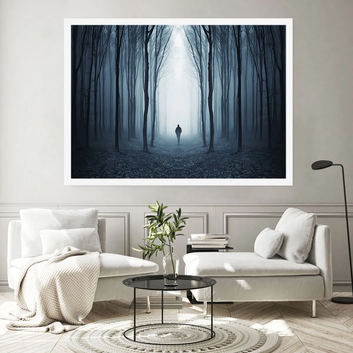 Affiche - Poster - Une silhouette marchant parmi les arbres dans une forêt brumeuse - 100x70cm - Tout est simple et clair - Décoration murale moderne pour le salon et la chambre ARTTOR
