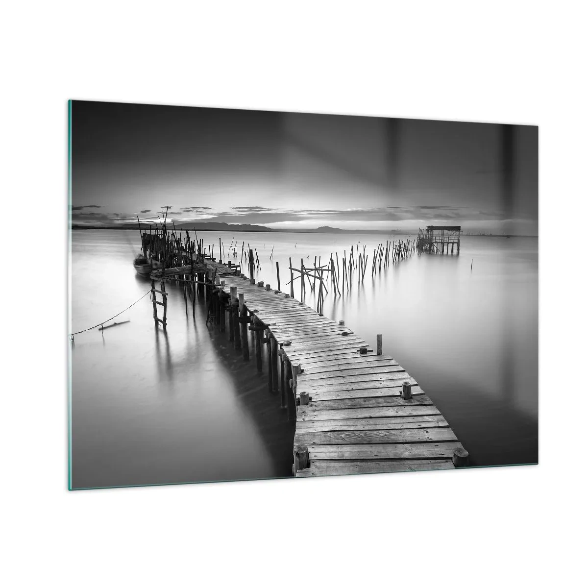 Impression sur verre - Image sur verre - Une vue en noir et blanc d'une jetée en bois au-dessus de l'eau - 100x70cm - La paix d'un rivage oublié - Décoration murale moderne pour le salon et la chambre ARTTOR