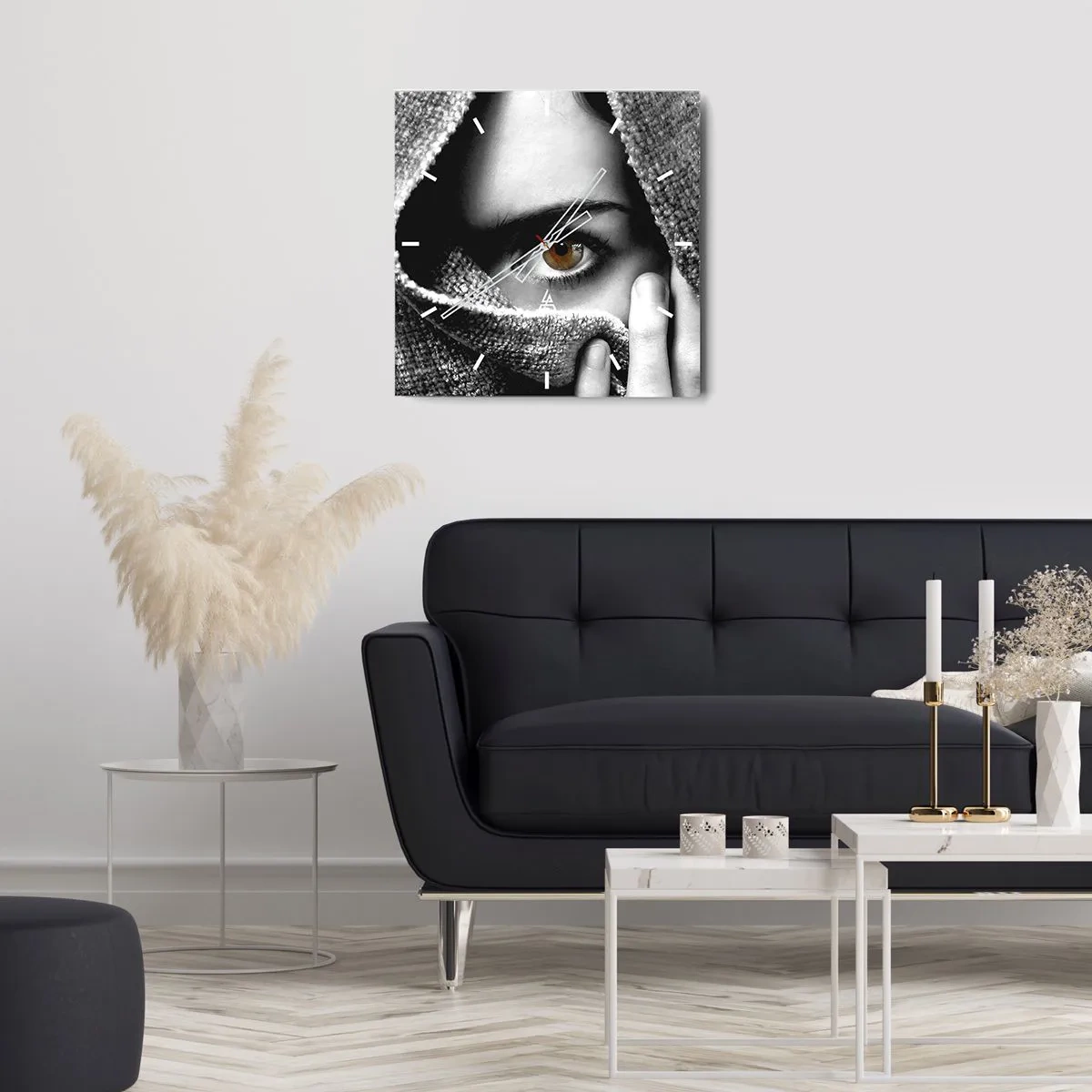 Horloge murale - Pendule murale - Portrait d'une femme à l'oeil ambré recouvert d'un tissu aux tons gris. - 30x30cm - Apprenez le secret - Décoration murale moderne pour le salon et la chambre ARTTOR