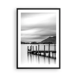 Affiche dans un cadre noir - Poster - Scène en noir et blanc avec un lac, une jetée et des montagnes - 50x70cm - Douceur et force - Décoration murale moderne pour le salon et la chambre ARTTOR