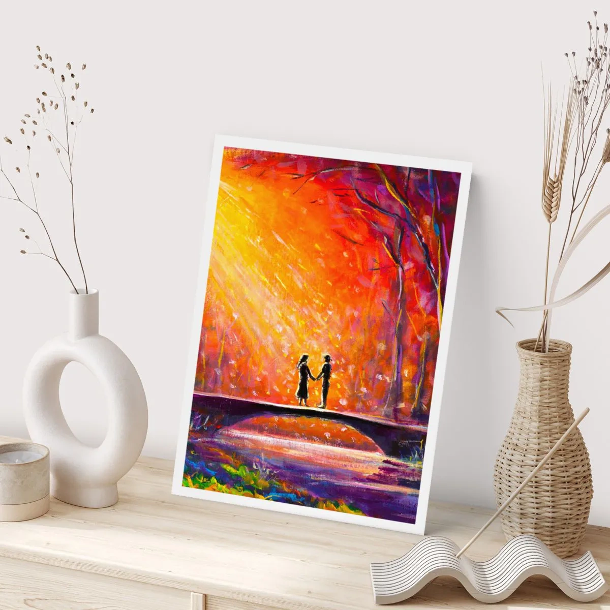 Affiche - Poster - Un couple sur un pont entouré d'un paysage coloré - 50x70cm - Le ciel les aime aussi - Décoration murale moderne pour le salon et la chambre ARTTOR