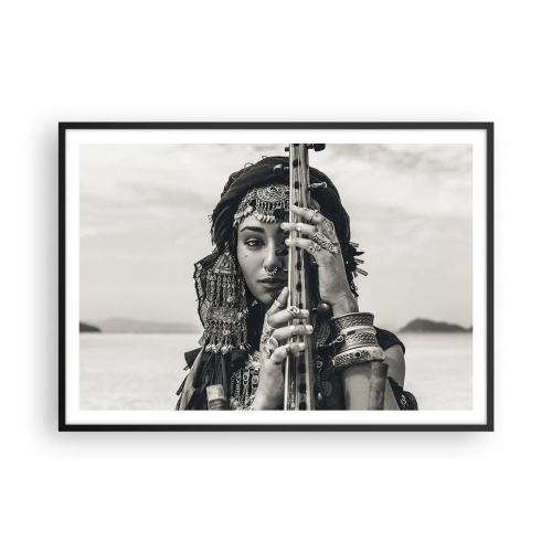 Affiche dans un cadre noir - Poster - Portrait d'une femme en bijoux ethniques tenant un instrument à la main - 100x70cm - Musique de l'Orient elle-même - Décoration murale moderne pour le salon et la chambre ARTTOR