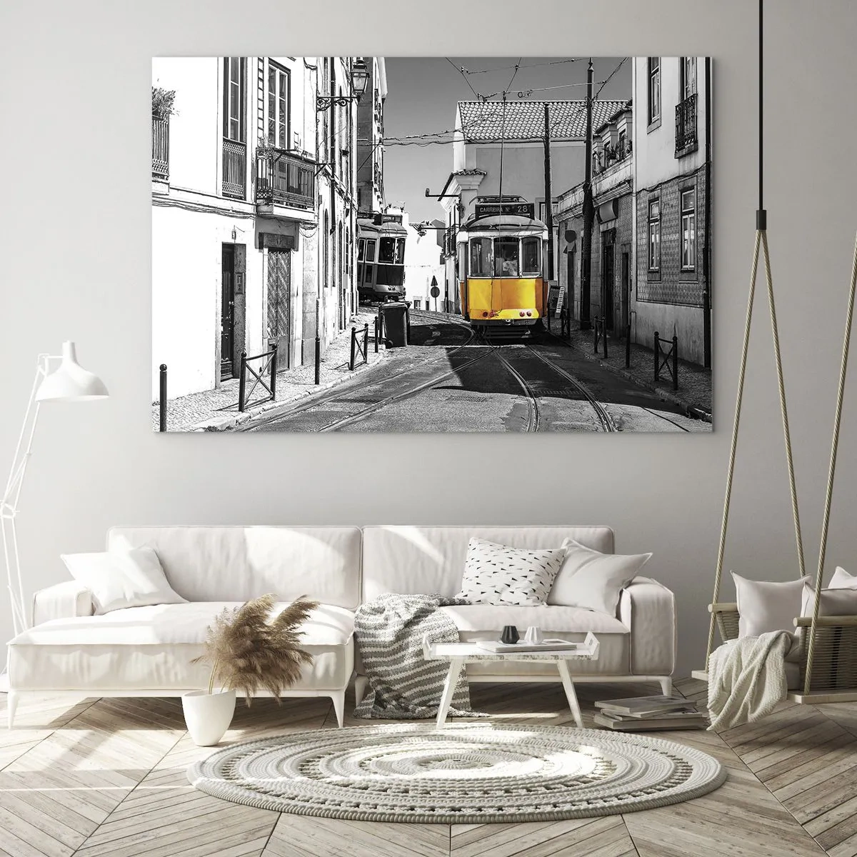 Impression sur verre - Image sur verre - Un tramway jaune dans une rue noire et blanche d'une ville européenne. - 100x70cm - L'âme de Lisbonne - Décoration murale moderne pour le salon et la chambre ARTTOR
