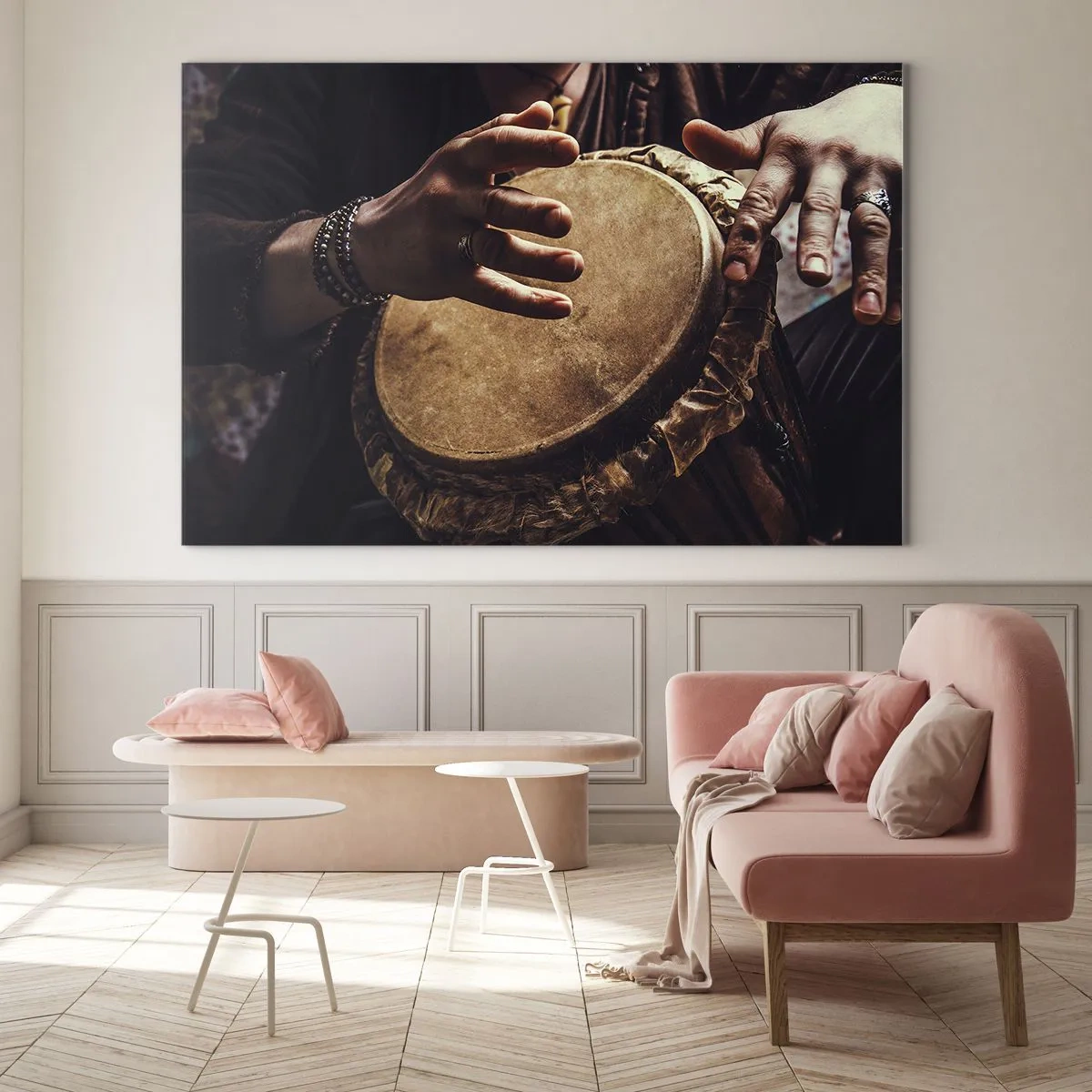 Impression sur verre - Image sur verre - Gros plan de mains jouant du djembé dans une lumière chaude. - 70x50cm - Au rythme du coeur - Décoration murale moderne pour le salon et la chambre ARTTOR