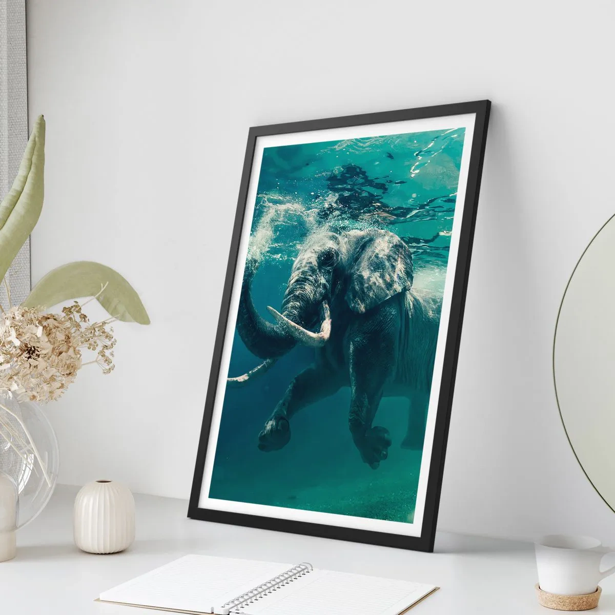 Affiche dans un cadre noir - Poster - Un éléphant nageant dans une eau turquoise - 50x70cm - Tout le monde aime nager - Décoration murale moderne pour le salon et la chambre ARTTOR