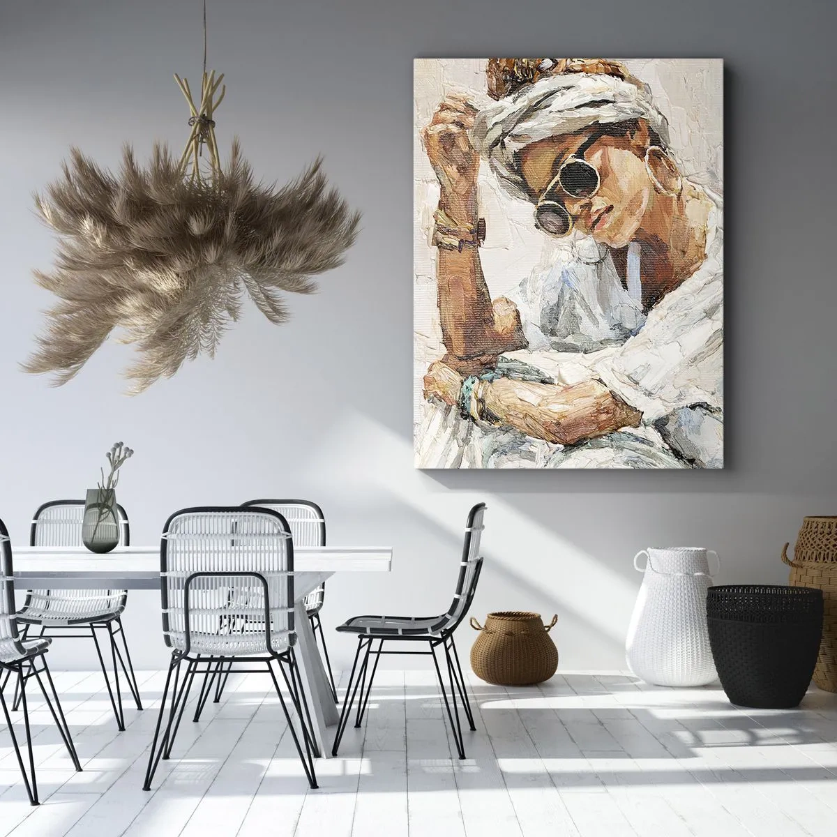 Impression sur toile - Image sur toile - Portrait d'une femme portant des lunettes de soleil contre un mur clair - 50x70cm - Portrait en plein soleil - Décoration murale moderne pour le salon et la chambre ARTTOR