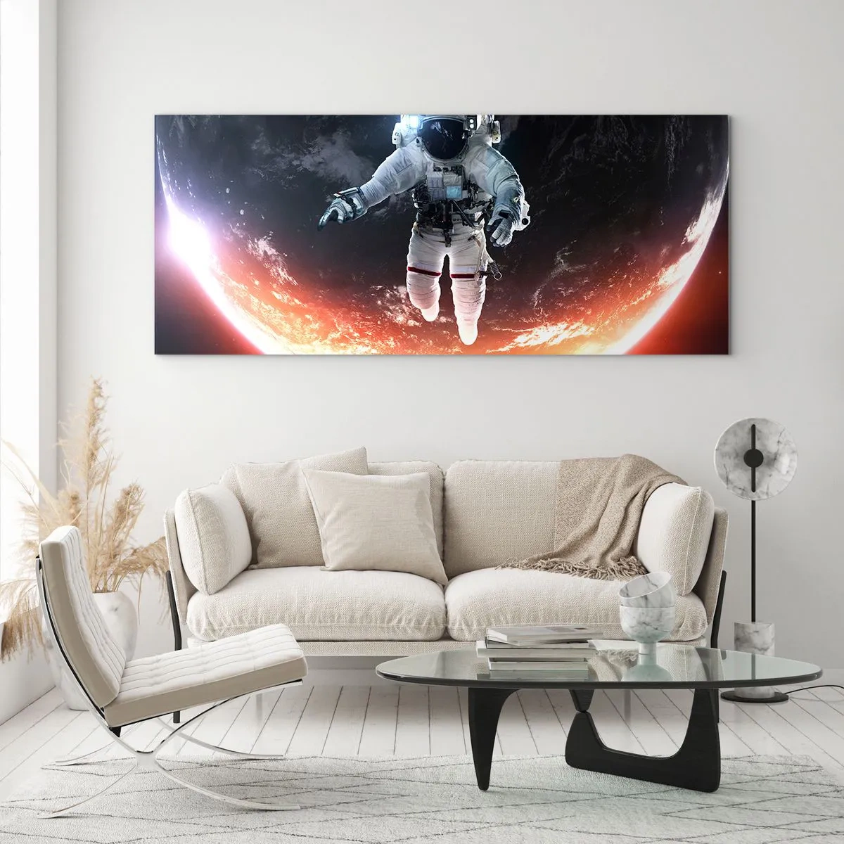 Impression sur verre - Image sur verre - Un astronaute flottant au-dessus d'une Terre éclairée par le soleil - 140x50cm - Puis-je rester un peu plus longtemps ? - Décoration murale moderne pour le salon et la chambre ARTTOR