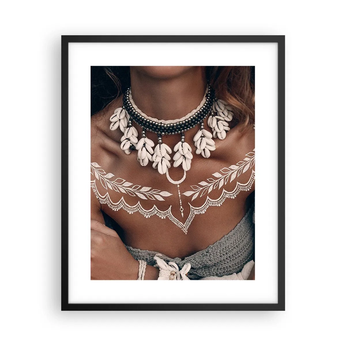Affiche dans un cadre noir - Poster - Talismans, rituels de la féminité - 40x50 cm