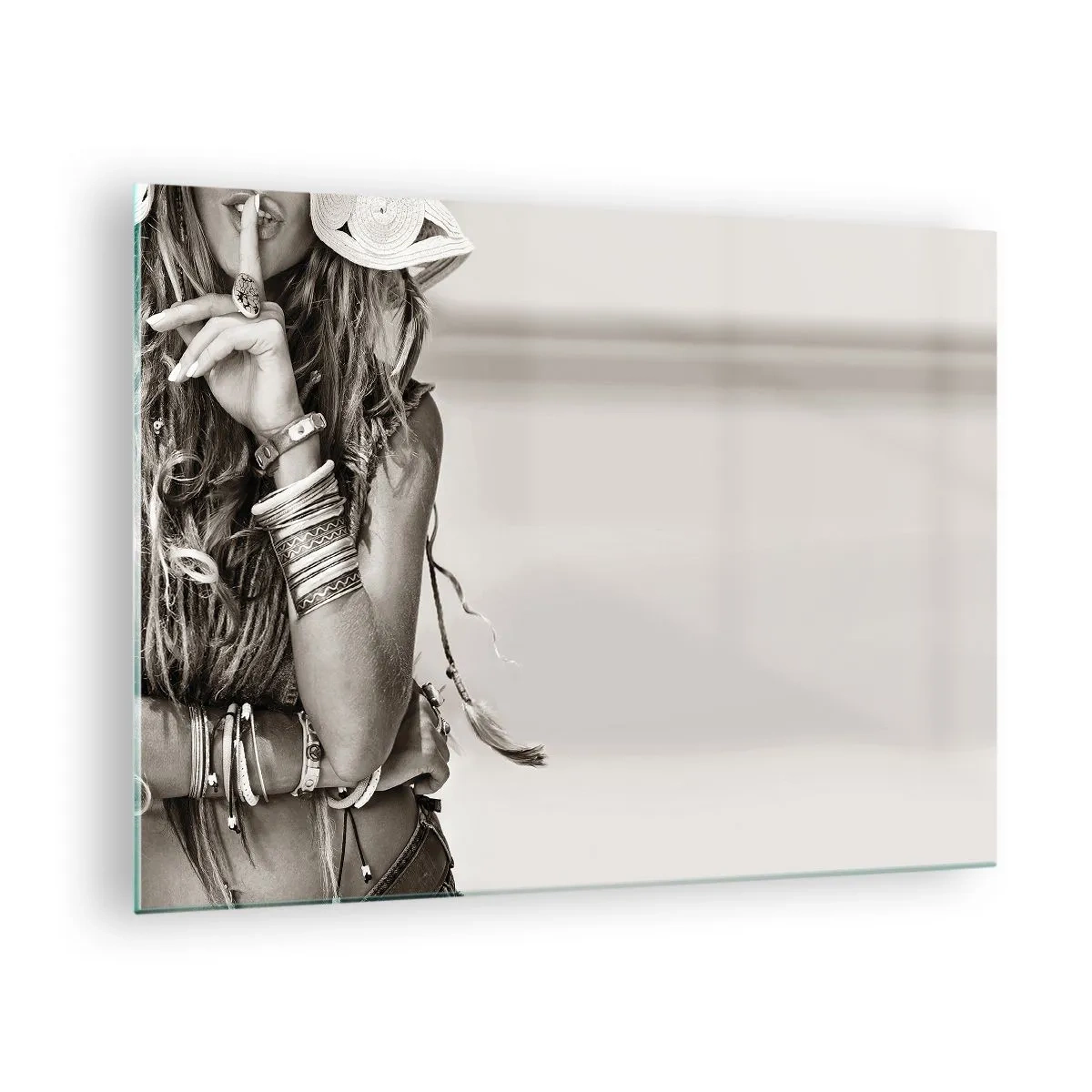 Impression sur verre - Image sur verre - Une femme portant des bijoux avec son doigt sur ses lèvres dans une photo artistique - 70x50cm - Comment va la fille - Décoration murale moderne pour le salon et la chambre ARTTOR