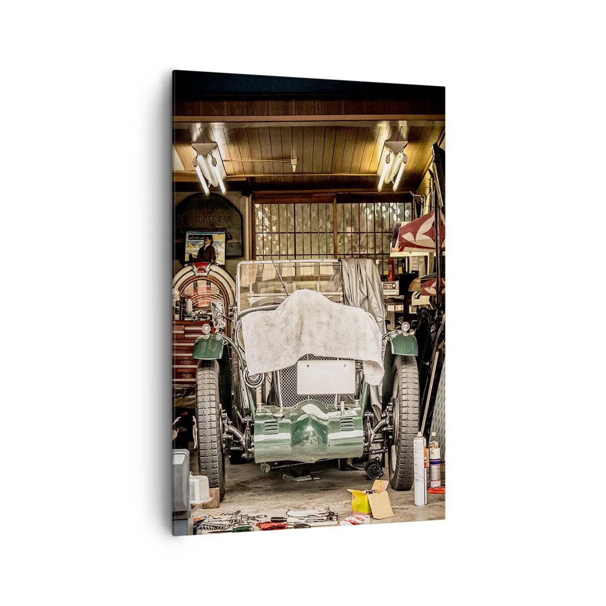 Impression sur toile - Image sur toile - Une vieille voiture dans un garage entourée d'outils et d'équipements - 80x120cm - Retour vers le passé - Décoration murale moderne pour le salon et la chambre ARTTOR