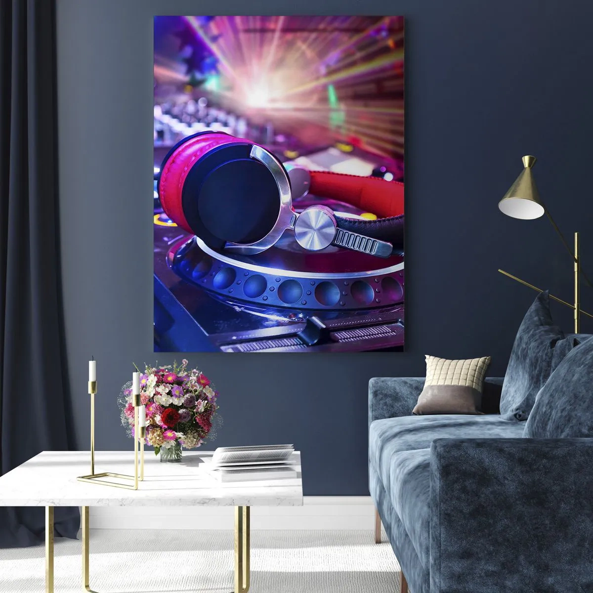 Impression sur verre - Image sur verre - Équipement DJ avec lumières colorées et casque - 50x70cm - Il va s'en passer des choses - Décoration murale moderne pour le salon et la chambre ARTTOR