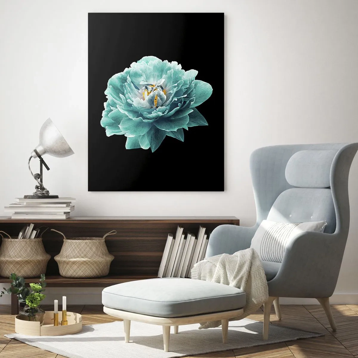 Impression sur verre - Image sur verre - Une fleur turquoise avec un centre jaune sur fond noir dans un style glamour. - 50x70cm - Pétales bleus et dorés - Décoration murale moderne pour le salon et la chambre ARTTOR