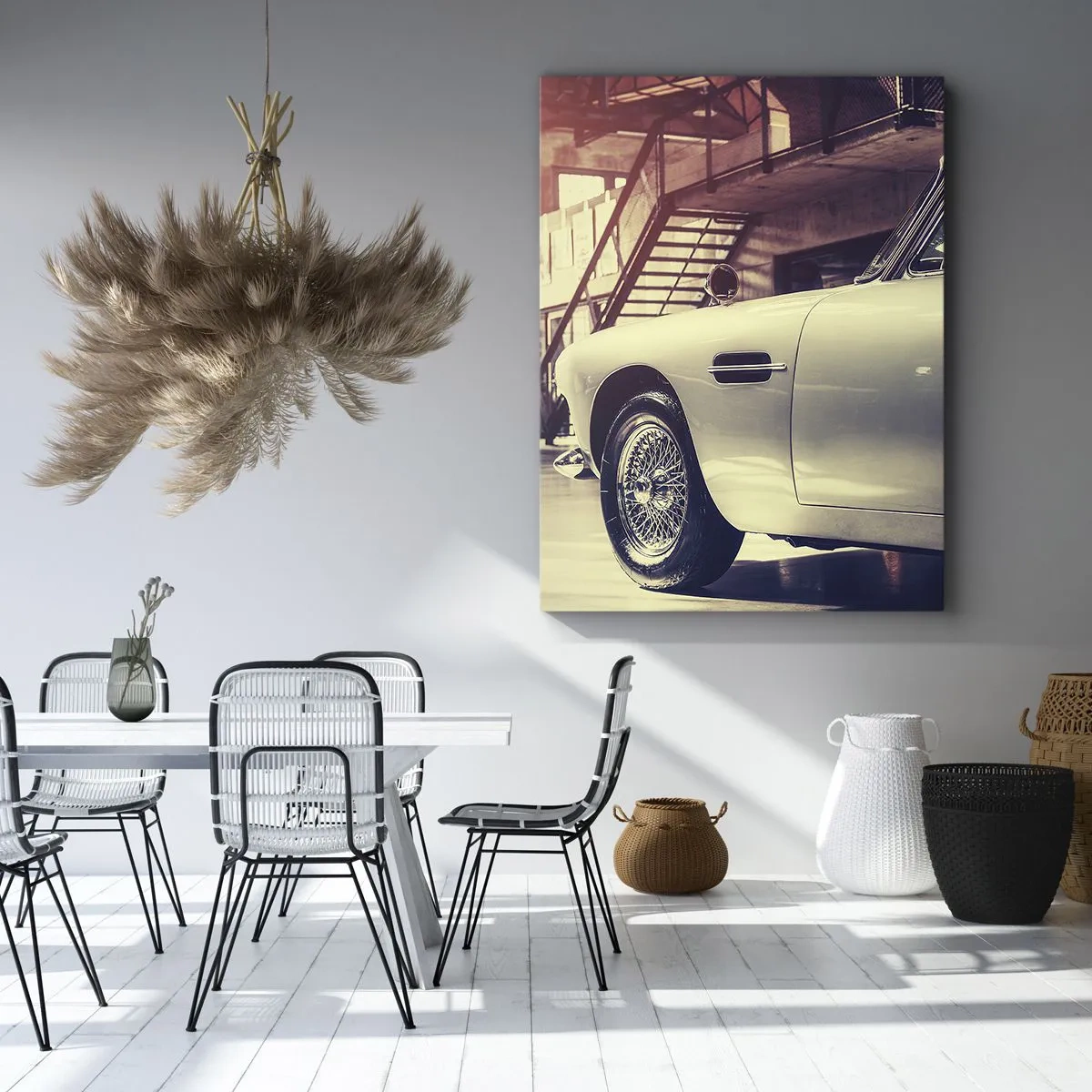Impression sur toile - Image sur toile - Une voiture classique dans un garage élégant avec un intérieur industriel - 50x70cm - Les classiques ne vieillissent pas - Décoration murale moderne pour le salon et la chambre ARTTOR