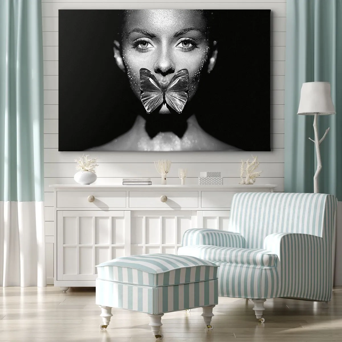 Impression sur toile - Image sur toile - Visage de femme en noir et blanc avec un papillon sur les lèvres - 70x50cm - Baiser papillon - Décoration murale moderne pour le salon et la chambre ARTTOR