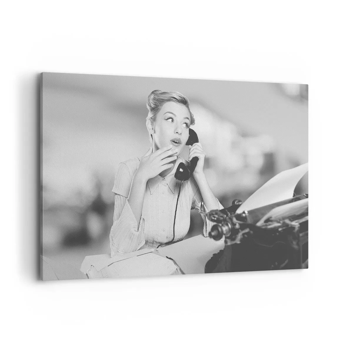 Impression sur toile - Image sur toile - Une femme parlant au téléphone devant une machine à écrire - 120x80cm - Hello! Ici les années 50 - Décoration murale moderne pour le salon et la chambre ARTTOR