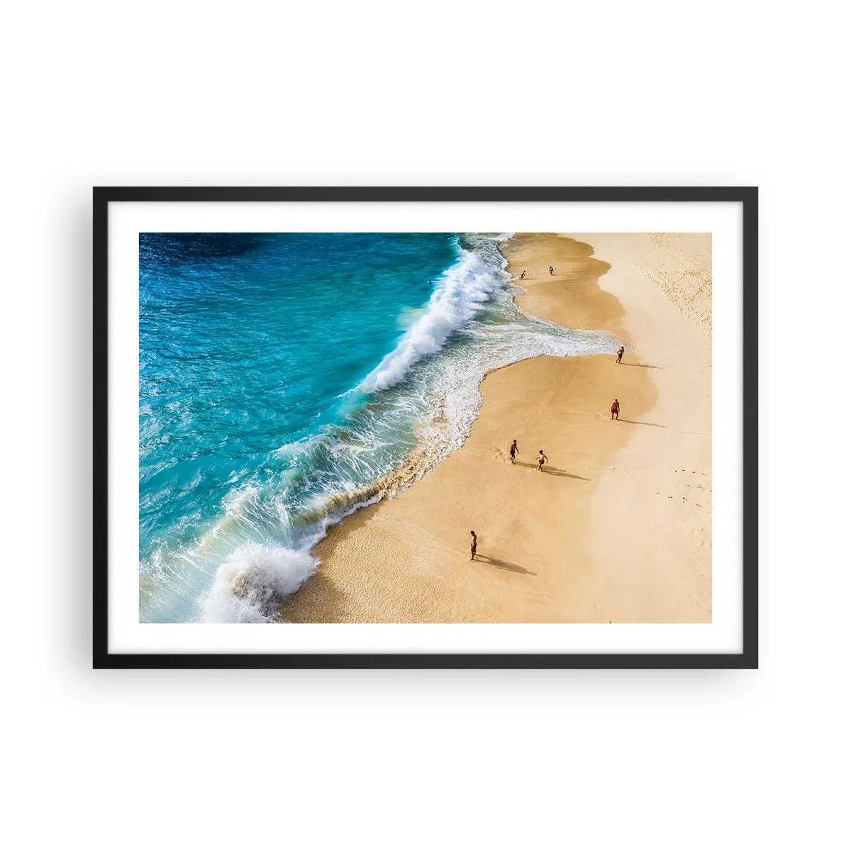 Affiche dans un cadre noir - Poster - Une plage avec de l'eau turquoise et des gens qui se promènent - 70x50cm - Et ensuite le soleil, la plage… - Décoration murale moderne pour le salon et la chambre ARTTOR