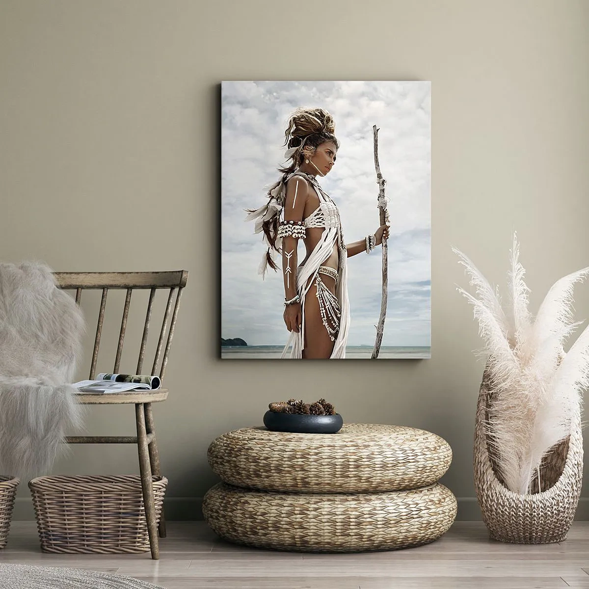 Impression sur toile - Image sur toile - Femme stylisée sur la plage avec des ornements ethniques et un bâton - 50x70cm - Reine des tropiques - Décoration murale moderne pour le salon et la chambre ARTTOR