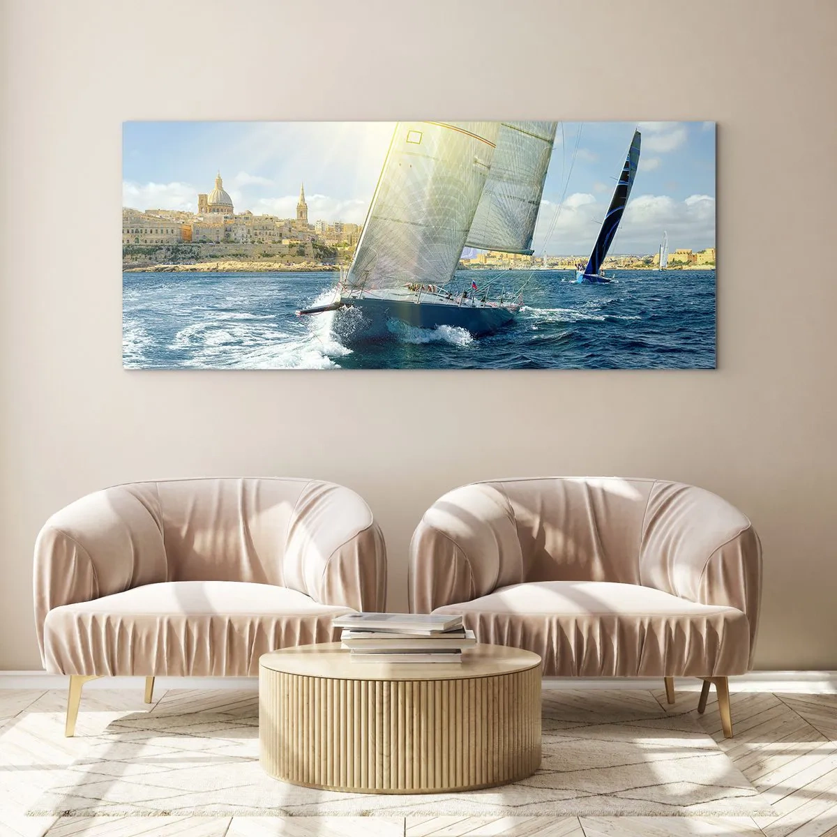 Impression sur verre - Image sur verre - Course de yachts sur fond de côte ensoleillée - 140x50cm - Il est temps de quitter la ville - Décoration murale moderne pour le salon et la chambre ARTTOR